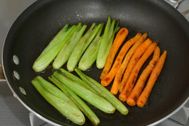 To make the fennel and carrots, melt the butter in a frying pan over medium heat. To make the fennel and carrots, melt the butter in a frying pan over medium heat.